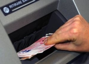 rapina per prelievo al bancomat anziani